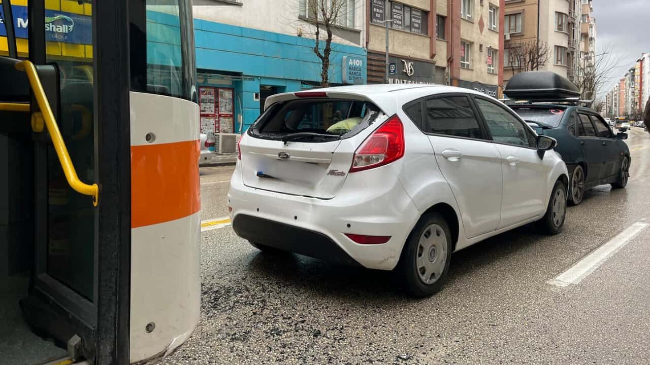Eskişehir'de Belediye Otobüsü Kaza Yaptı 3 Araç Birbirine Girdi (2)