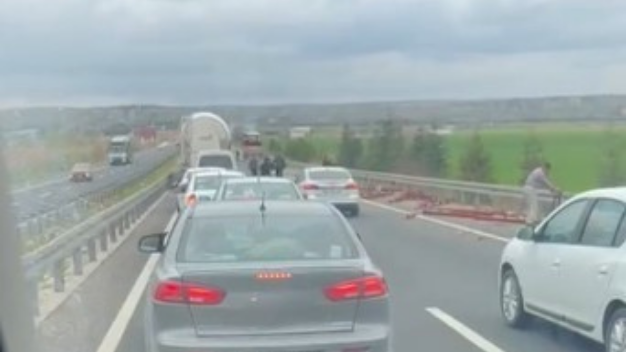 Eskişehir'de Facianın Eşiğinden Dönüldü Profil Demirler Yola Savruldu (2)