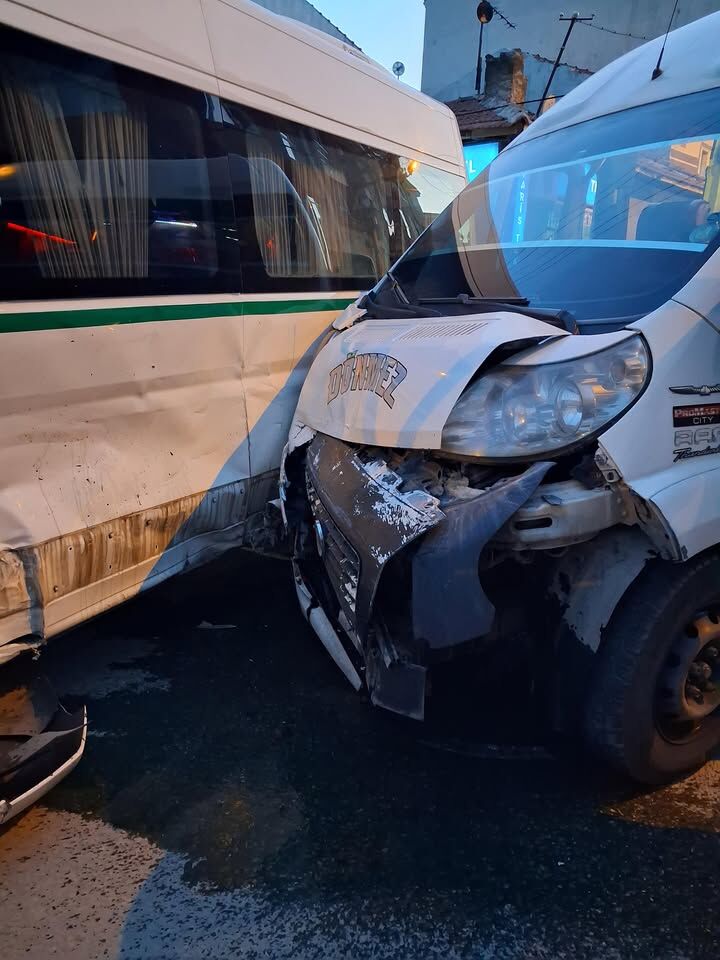 Eskişehir'de Iki Servis Aracı Çarpıştı