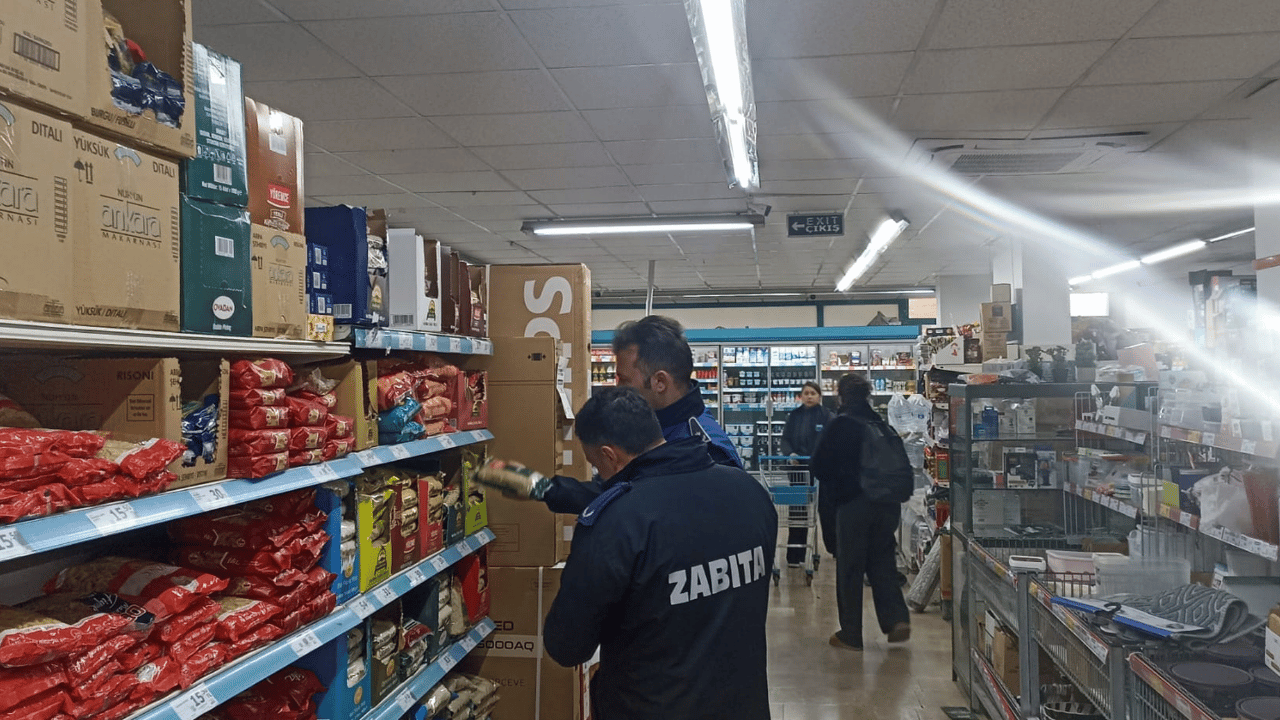 Eskişehir'de Sıkı Denetim Son Kullanma Tarihi Geçmiş Ürünler Ele Geçirildi (1)