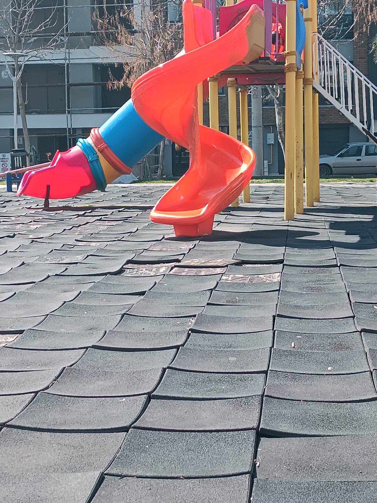 Hasarlı Oyun Parkı (2)