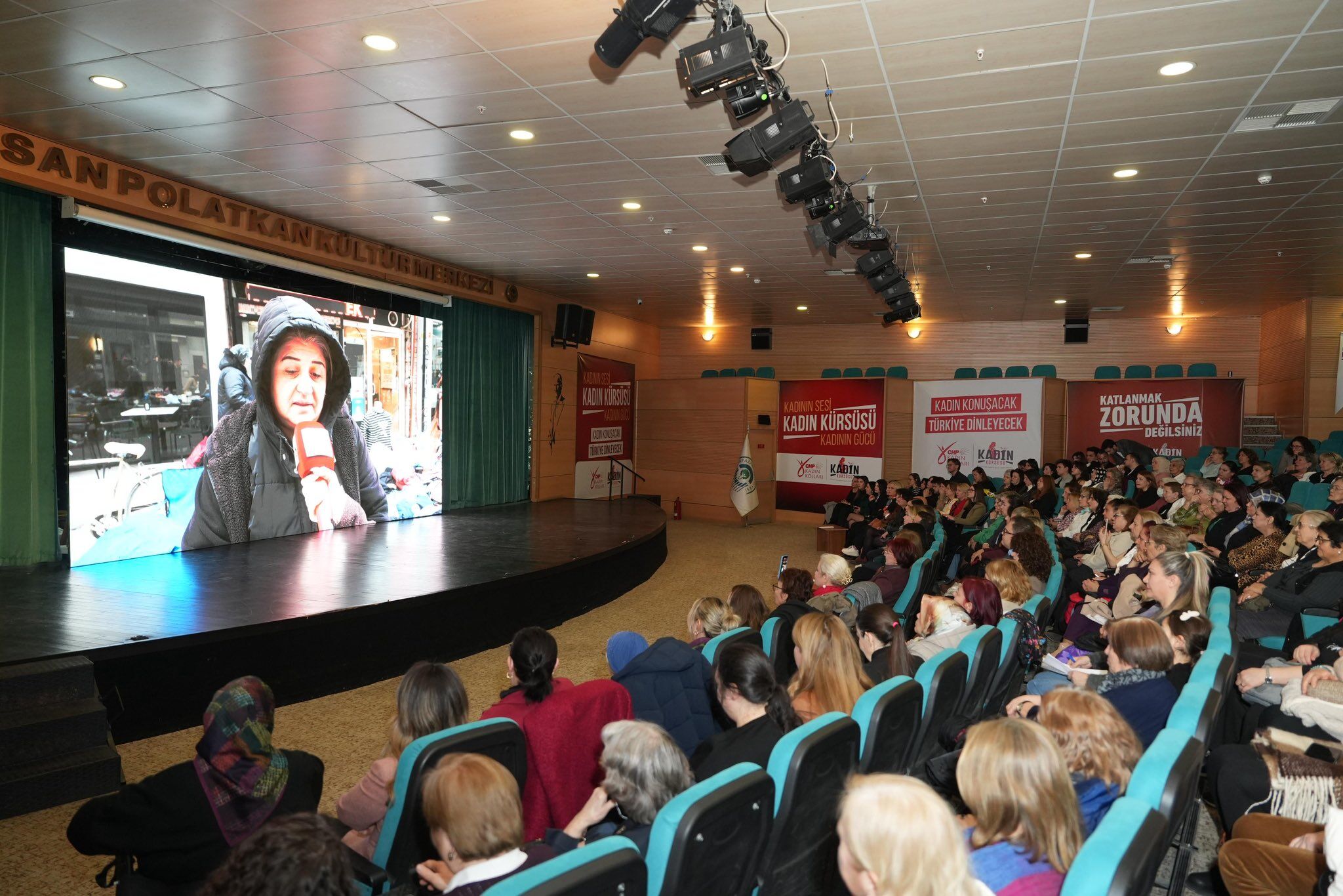 Kadın Kürsüsü 1-1