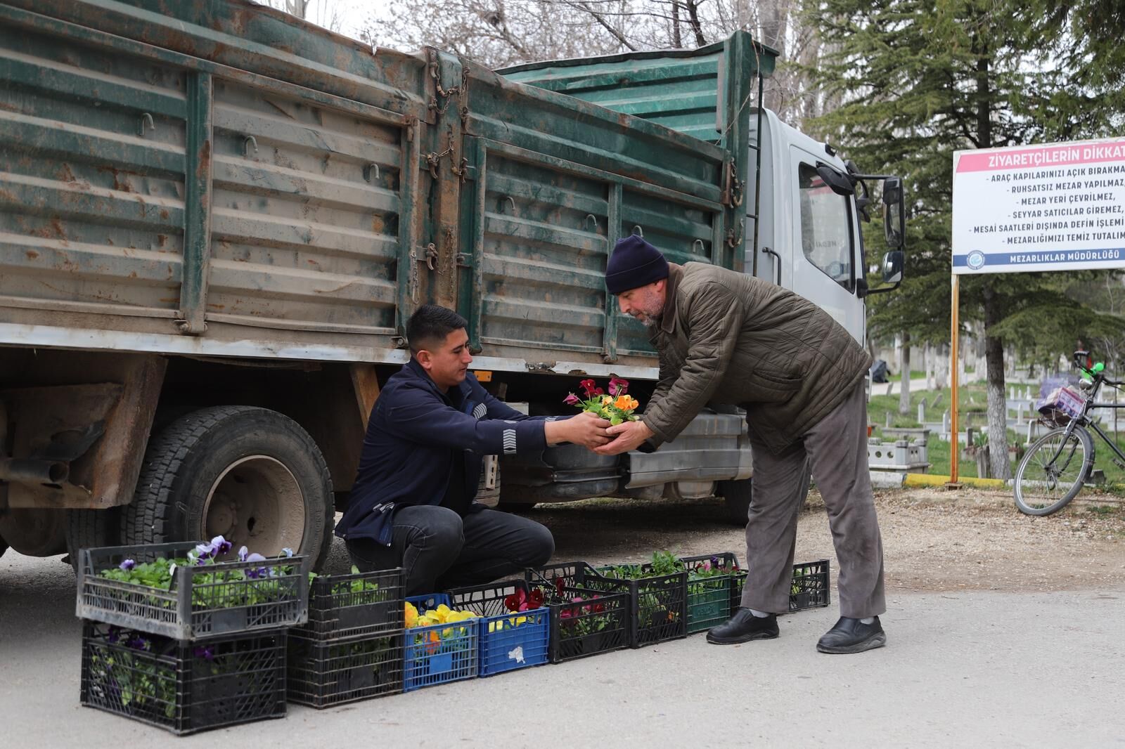 Mezarlikta Çi̇çekler Büyükşehi̇rden (3)