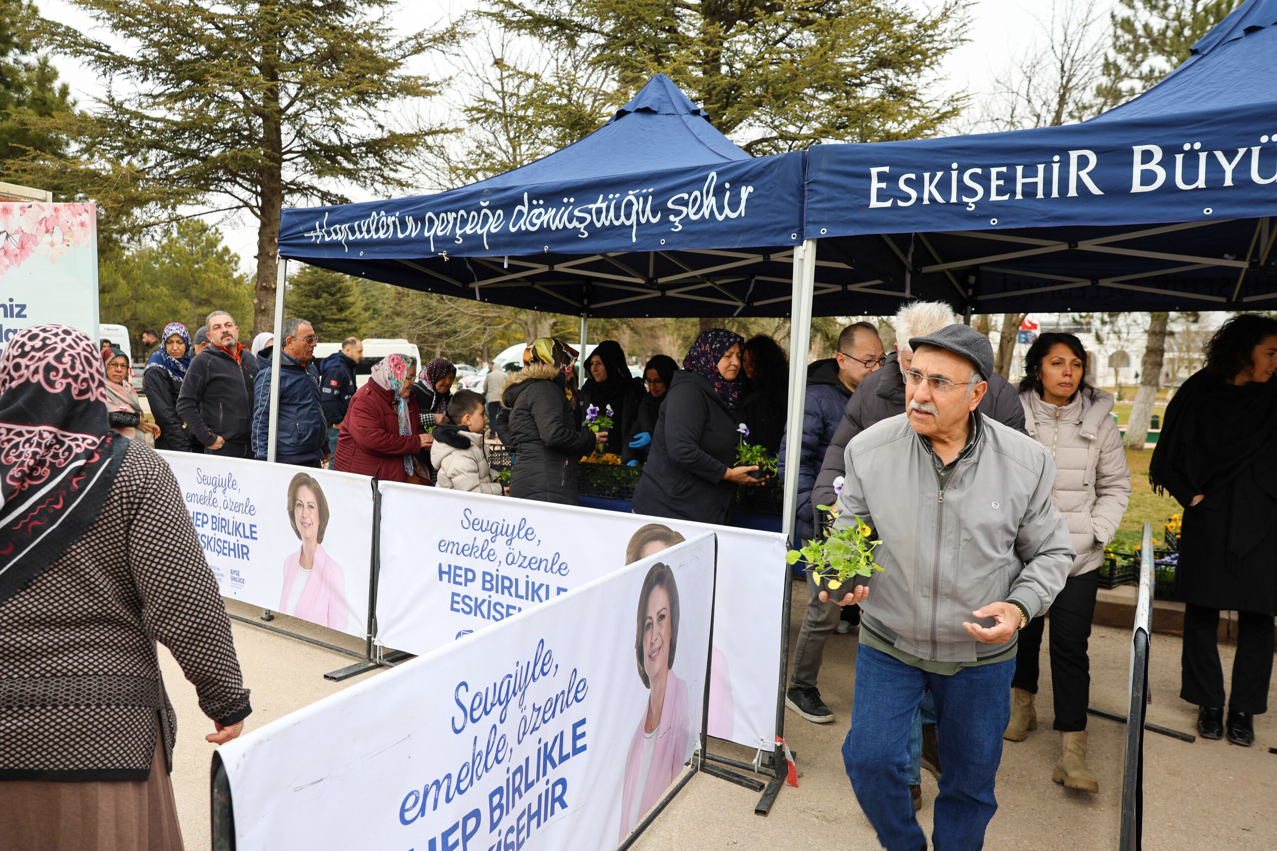 Mezarlikta Çi̇çekler Büyükşehi̇rden (8)