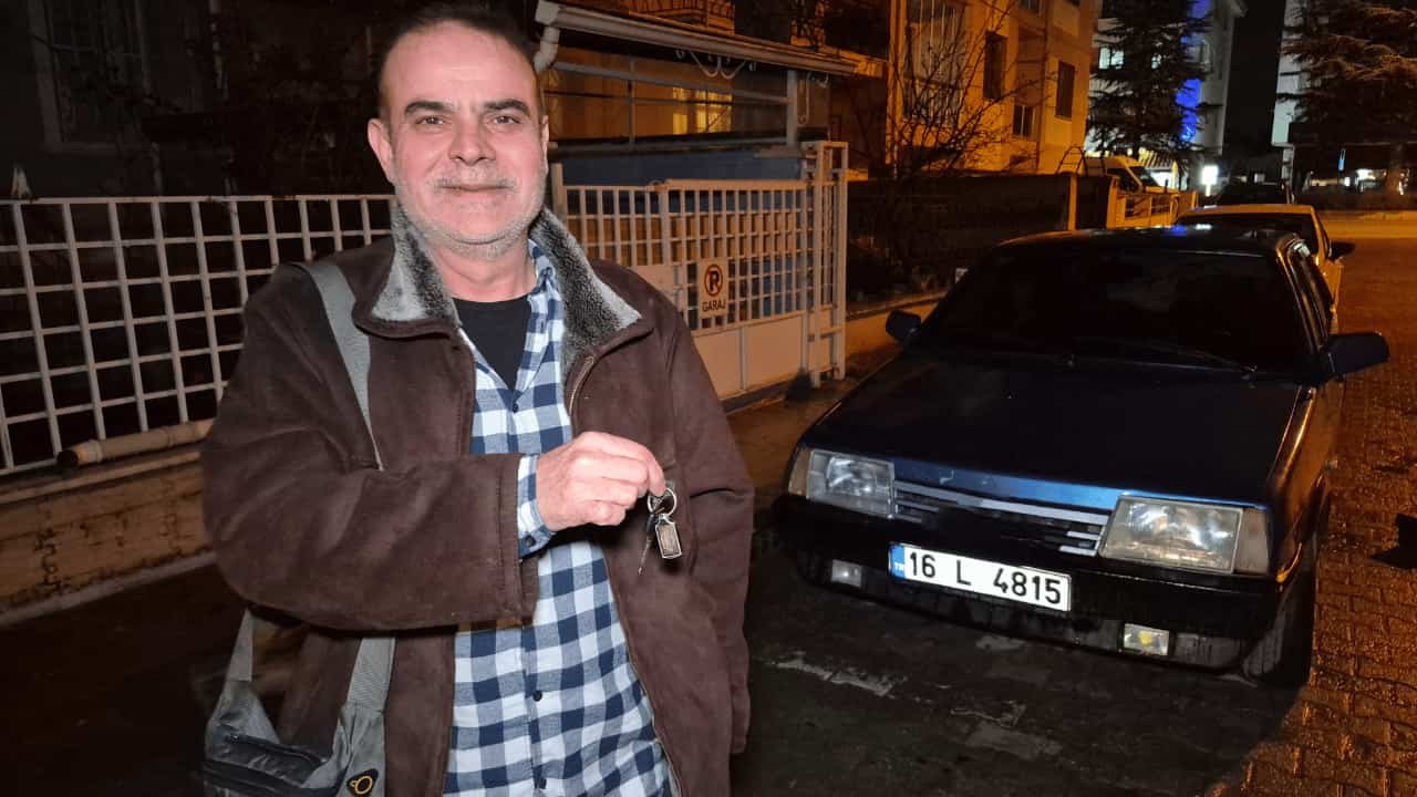 Anahtarı Kontakta Unutulan Ve Kendiliğinden Kilitlenen Otomobilin Kapısını Çilingir Açtı
