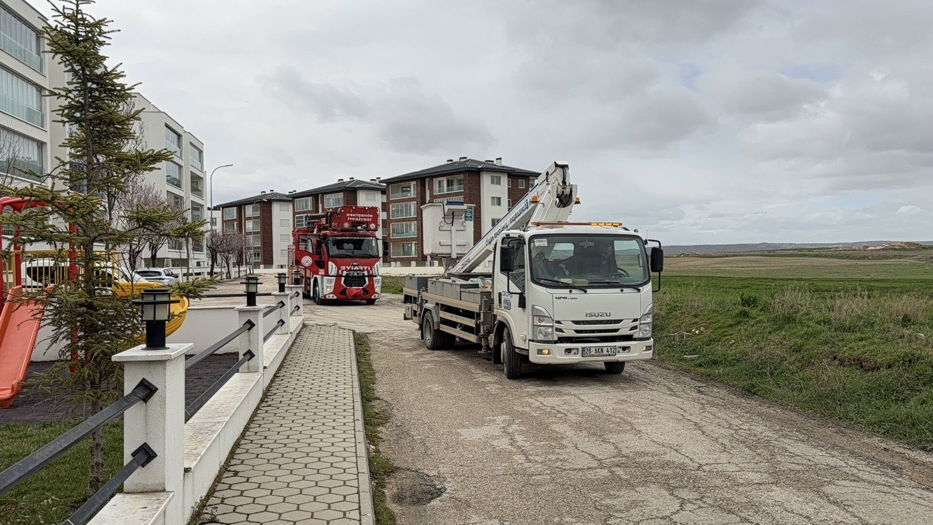 Batıkent Mahallesi'nde Yangın Ekipler Harekete Geçti (2)