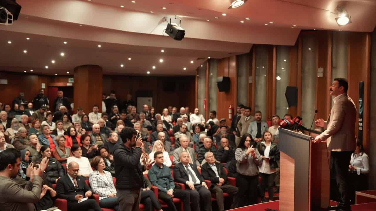 Chp Eskişehir'de Yeni Üyelere Rozet Takıldı (1)
