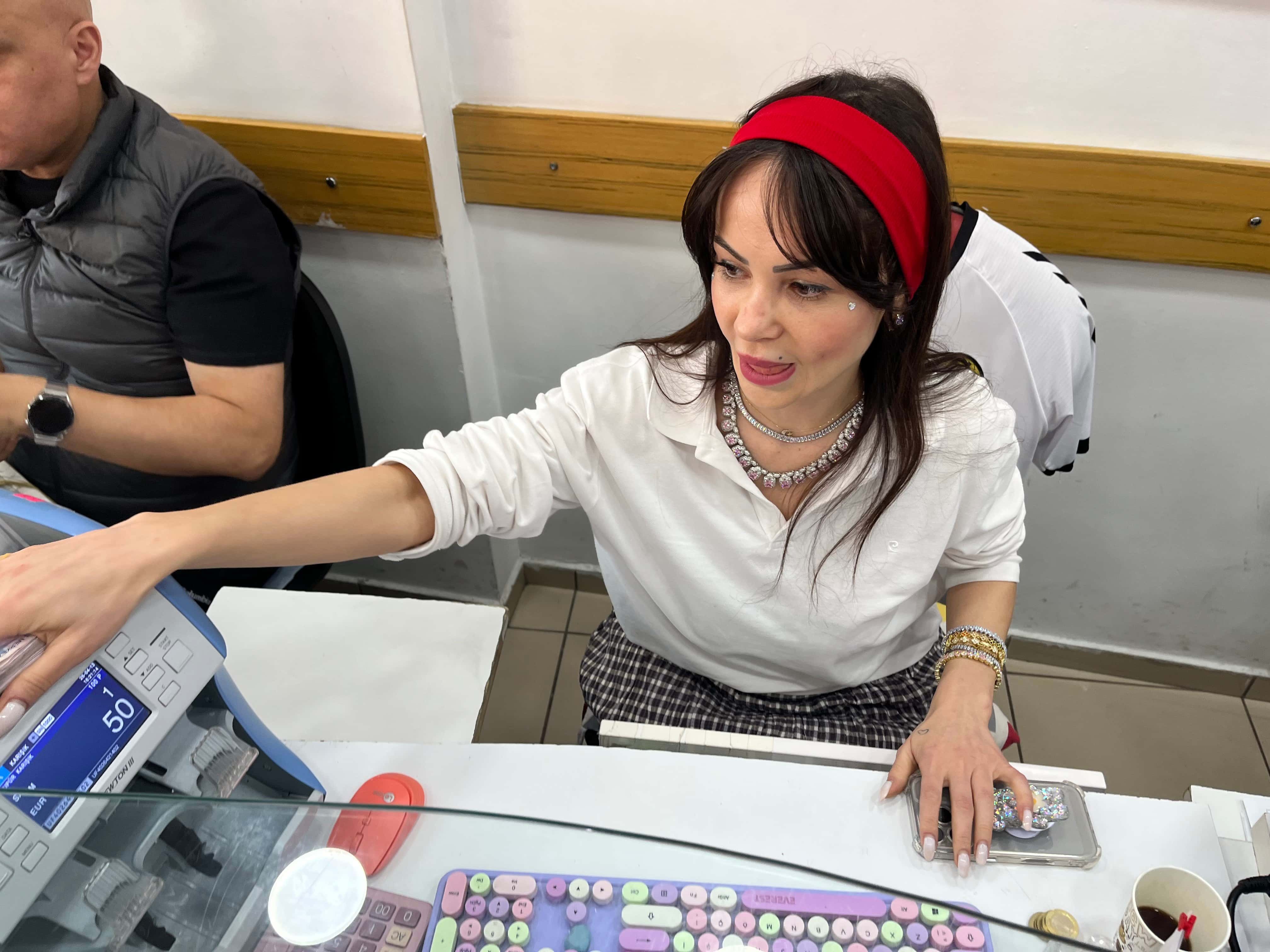 Döviz Bürosu Çalışanı (2)