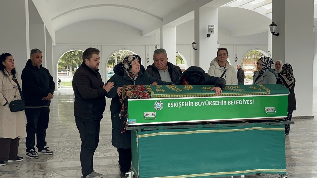 Emekli Uzman Çavuşun Öldürdüğü 16 Yaşındaki Kızı Ve Eşi Eskişehir'de Toprağa Verildi1