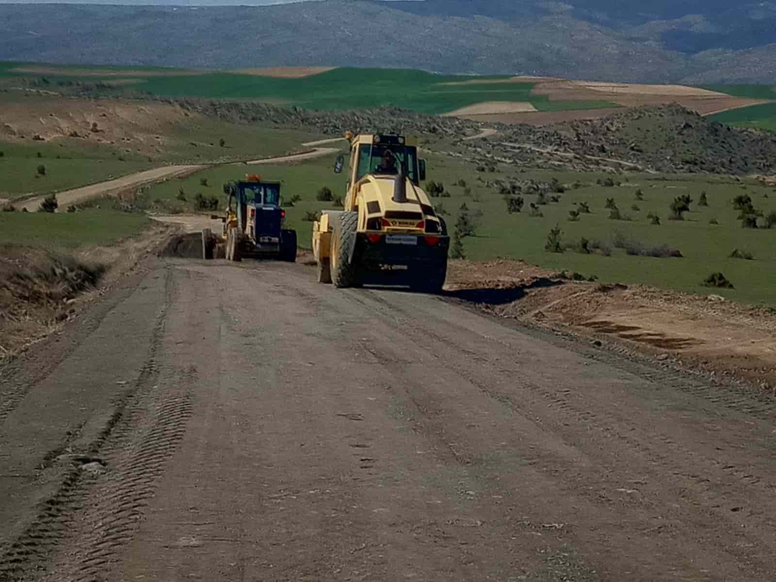 Eski̇şehi̇r Büyükşehi̇r Beledi̇yesi̇ Kirsalda Yol Çalişmalarina Hiz Verdi̇ (10)