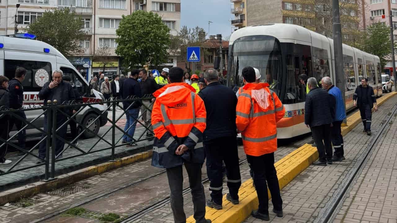 Eskişehir'de tramvayın çarptığı kadın yaralandı
