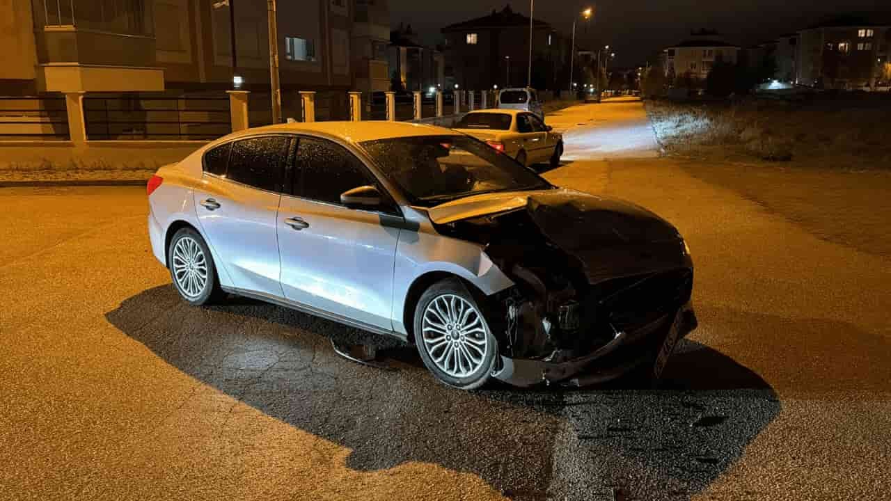 Eskişehir'de Alkollü Sürücü Ile 15 Yaşındaki Çocuğun Kullandığı Araç Çarpıştı (1)