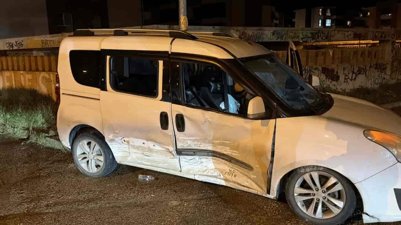 Eskişehir'de Alkollü Sürücü Ile 15 Yaşındaki Çocuğun Kullandığı Araç Çarpıştı (2) (1)