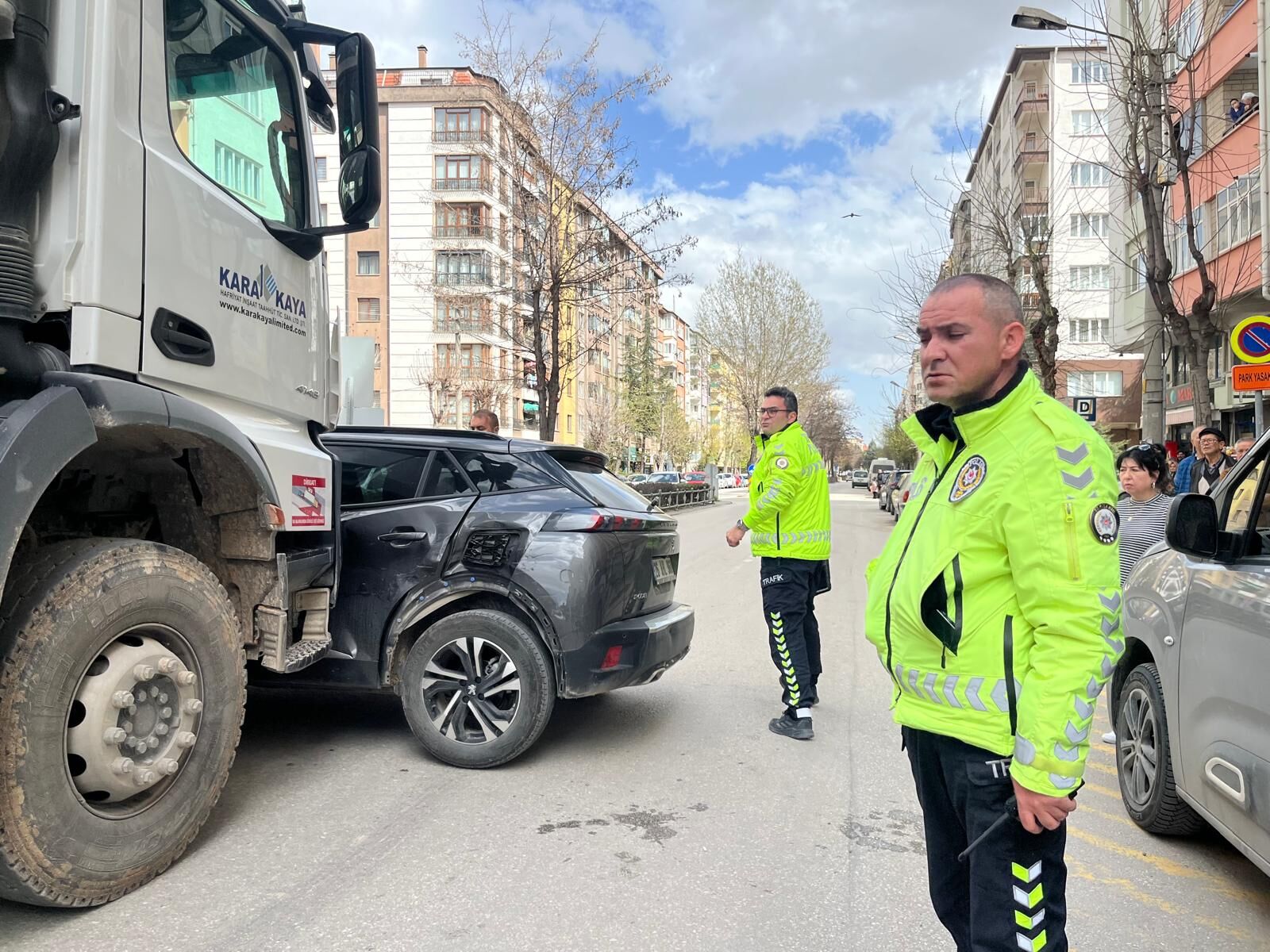 Eskişehir'de Faciadan Dönüldü Kamyon Otomobili Sürükledi (3)