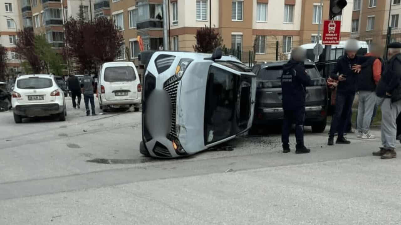 Eskişehir'de Iki Otomobil Çarpıştı Araç Yan Yattı (1)