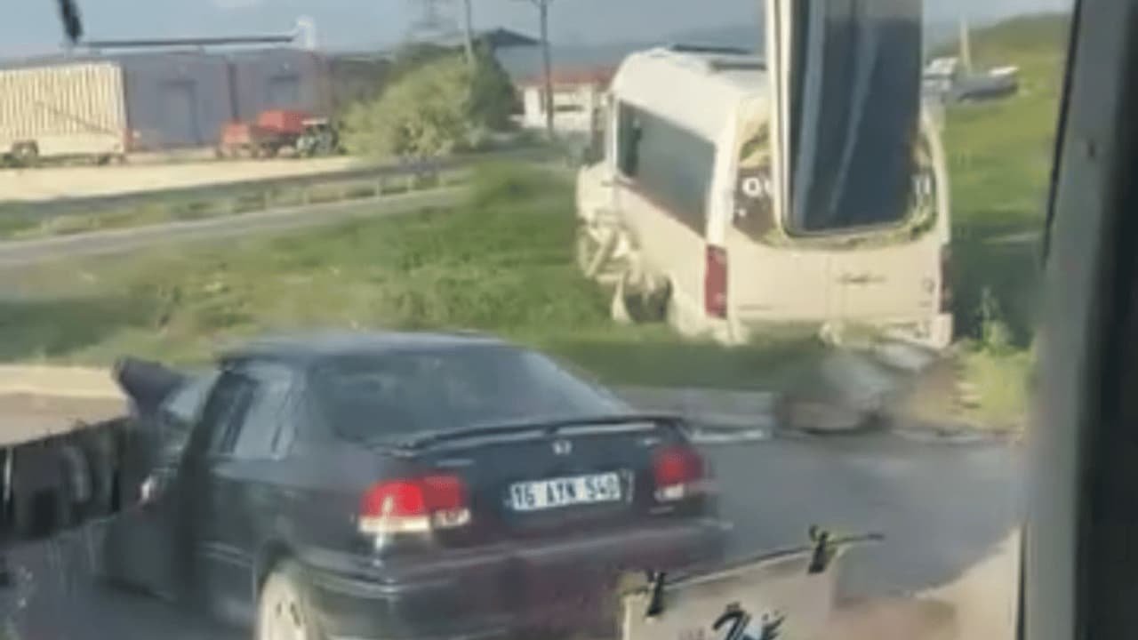 Eskişehir'de Okul Servisi Ile Otomobil Çarpıştı Çok Sayıda Yaralılar Var (1)