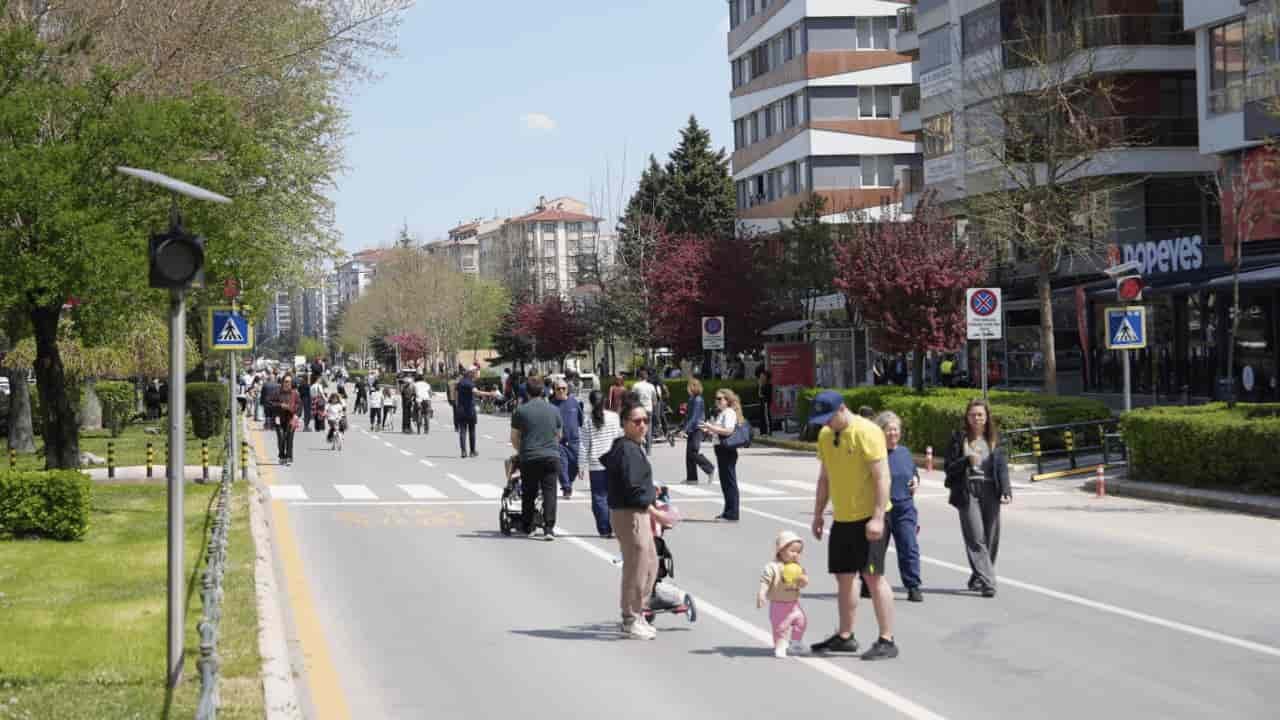 Eskişehir'de Sokaklar Bir Günlüğüne Yayalara Açıldı (1)