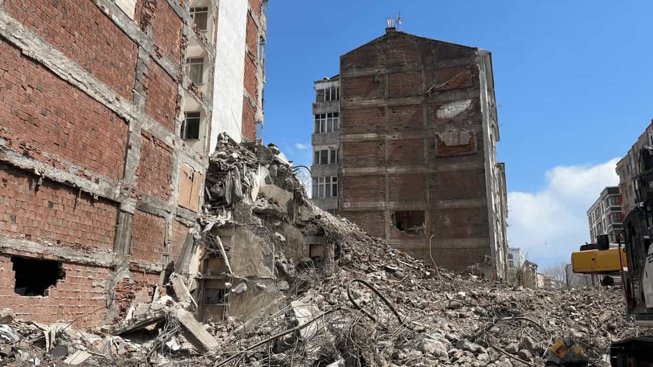 Eskişehir’de Yıkım Çalışmasında Bir Dairenin Mutfağı Zarar Gördü “Su Boruları Patladı”