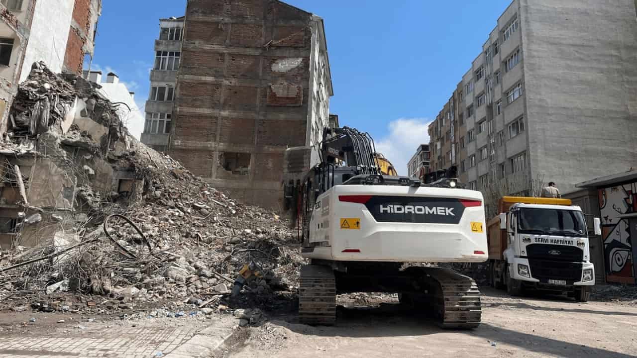 Eskişehir’de Yıkım Çalışmasında Bir Dairenin Mutfağı Zarar Gördü