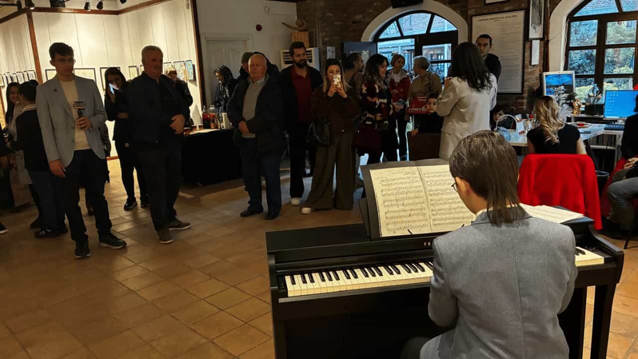 Genç Ressam Egemen Eren, Fikirlerin Okyanusunu Sanatseverlerle Buluşturdu (1)