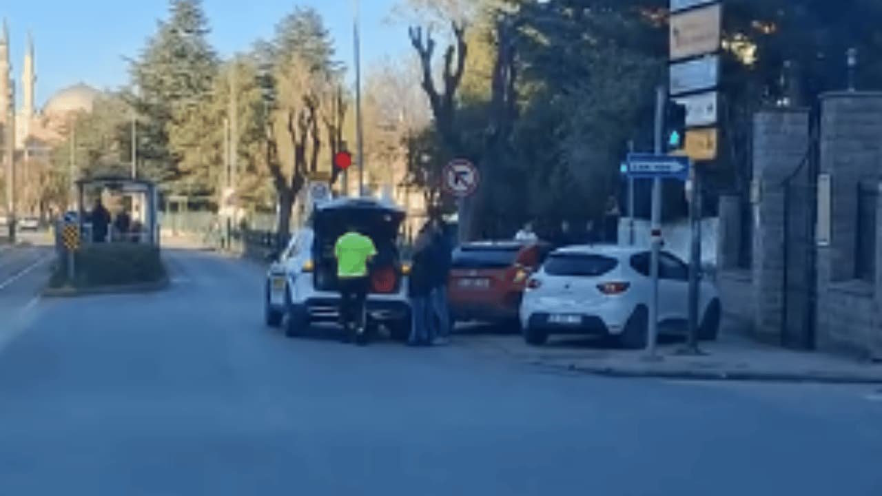 İki Araç Kaldırıma Çıktı