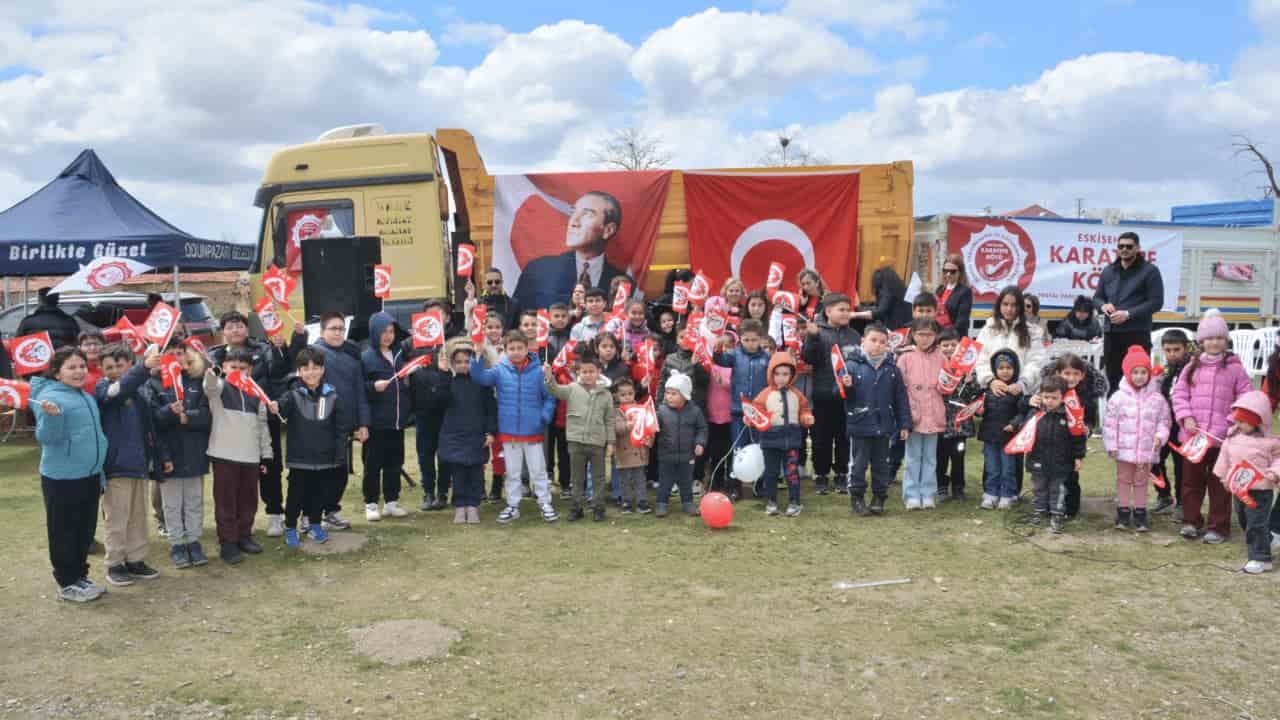 Karatepe’de 23 Nisan Coşkusu Uçurtmalarla Gökyüzüne Taşındı (1)