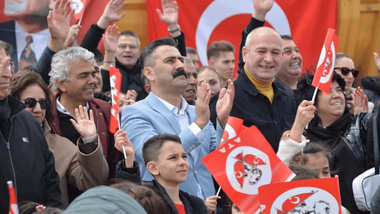 Karatepe’de 23 Nisan Coşkusu Uçurtmalarla Gökyüzüne Taşındı (2)