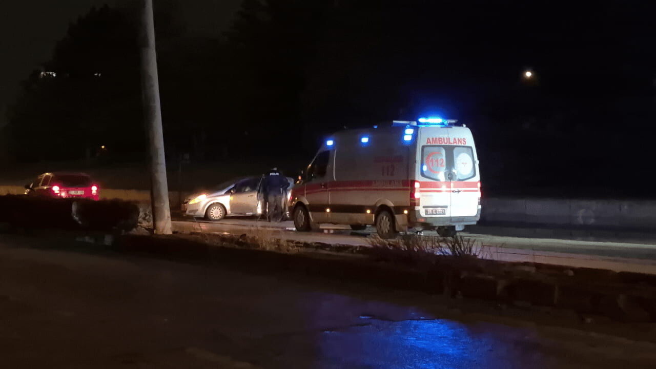 Kontrolden Çıkan Araç Duvara Çaprtı