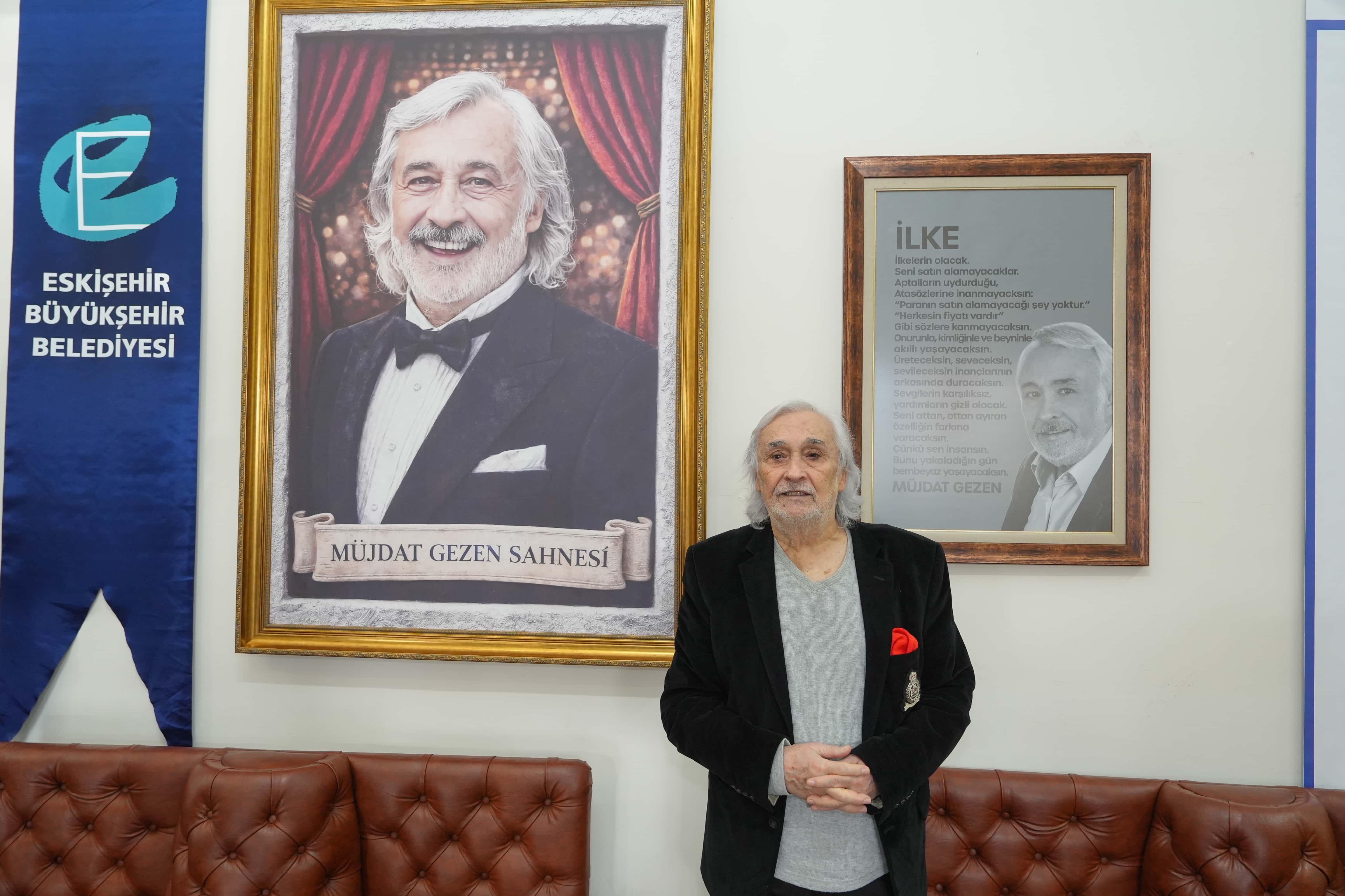 Müjdat Gezen Eski̇şehi̇r’de Adinin Veri̇ldi̇ği̇ Sahneyi̇ Zi̇yaret Etti̇ (2) (1)