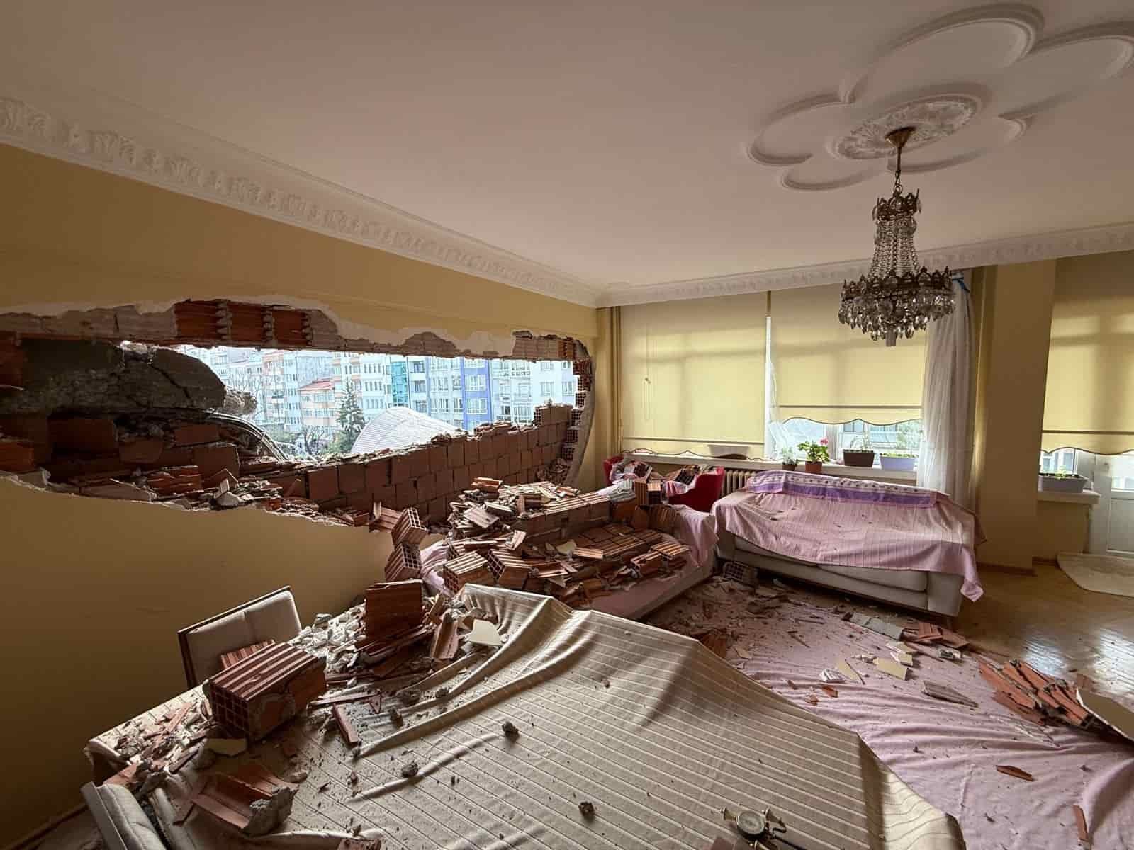 Sadece Apartman Değil, Esnafın Ekmek Teknesi De Yıkıldı (2) (1)