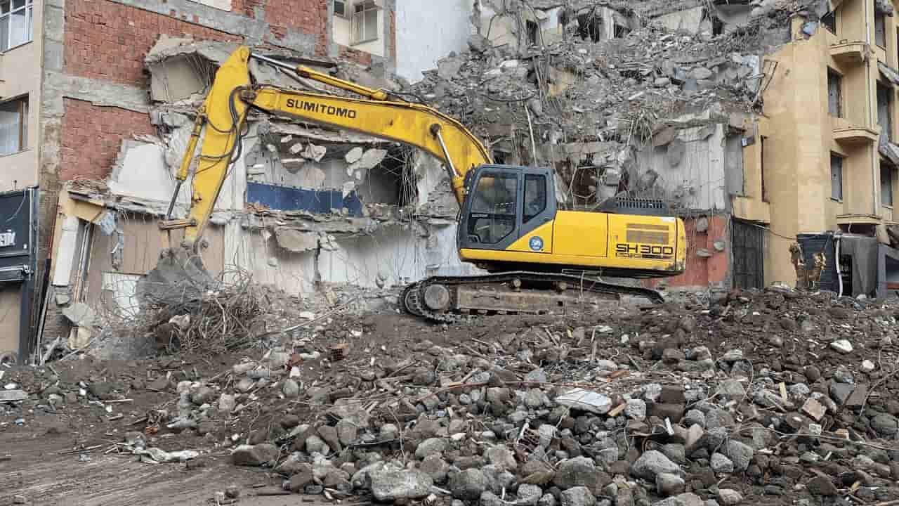 Sadece Apartman Değil, Esnafın Ekmek Teknesi De Yıkıldı