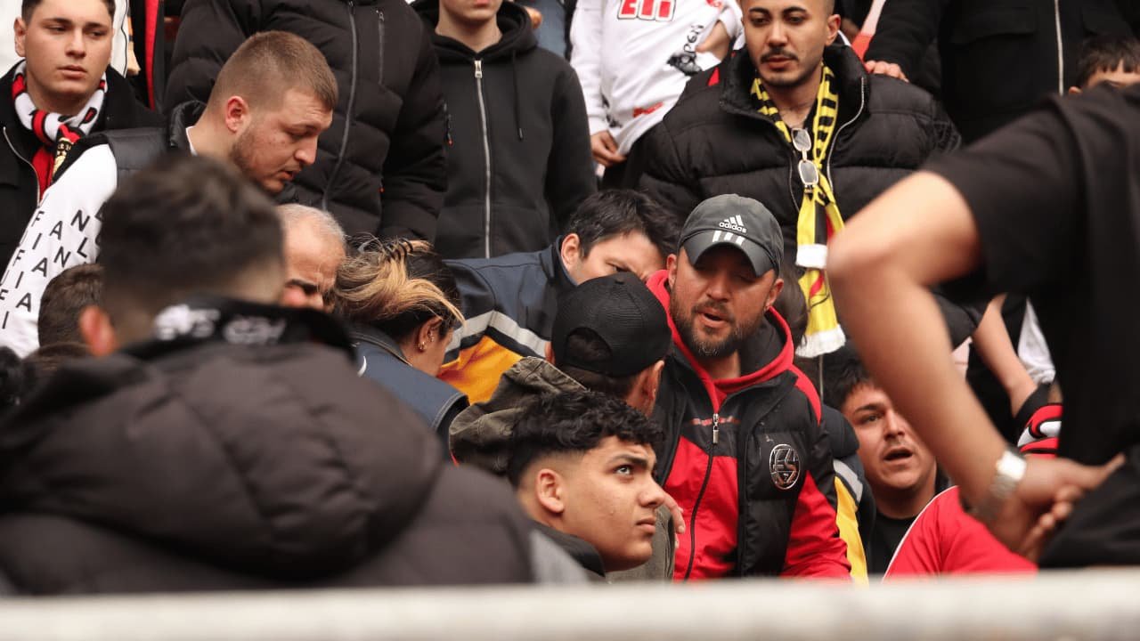 Tribünde Epilepsi Nöbeti Geçiren Taraftara Sağlık Ekipleri Müdahale Etti1