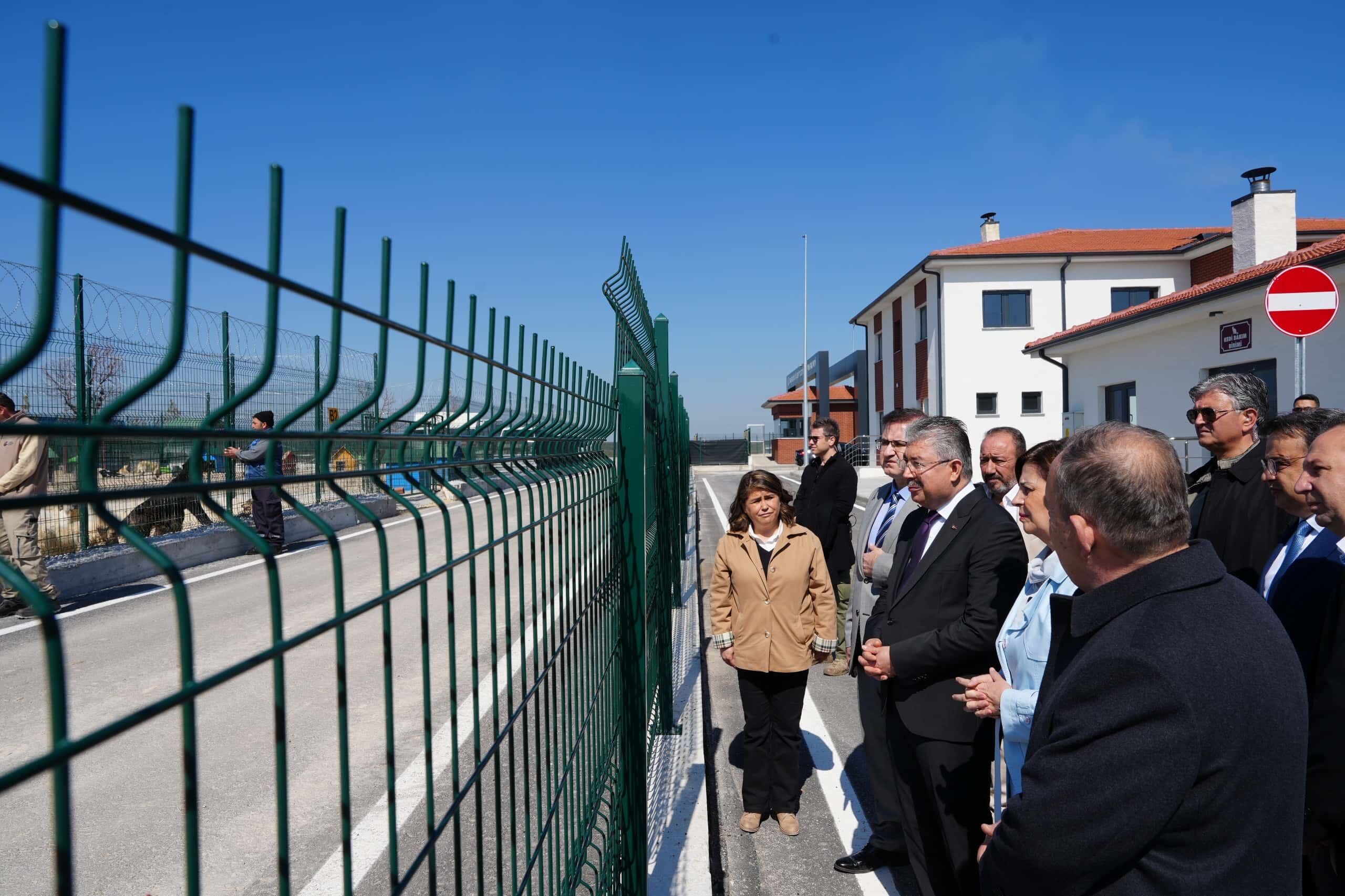 Vali̇ Yilmaz Ve Başkan Ünlüce Hayvan Bakimevi̇ni̇ Zi̇yaret Etti̇ (6) (1)