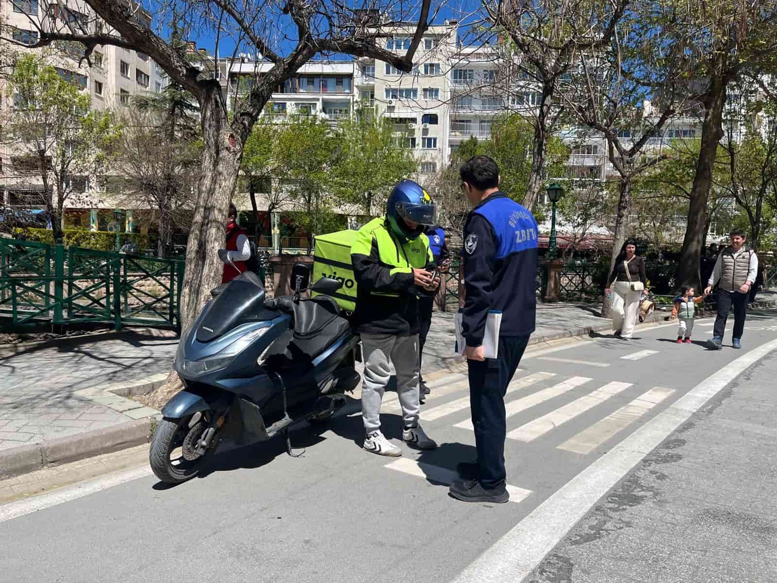 Eskişehir'de ceza kesilirken yeni açacağı dükkanının reklamını yaptı-1