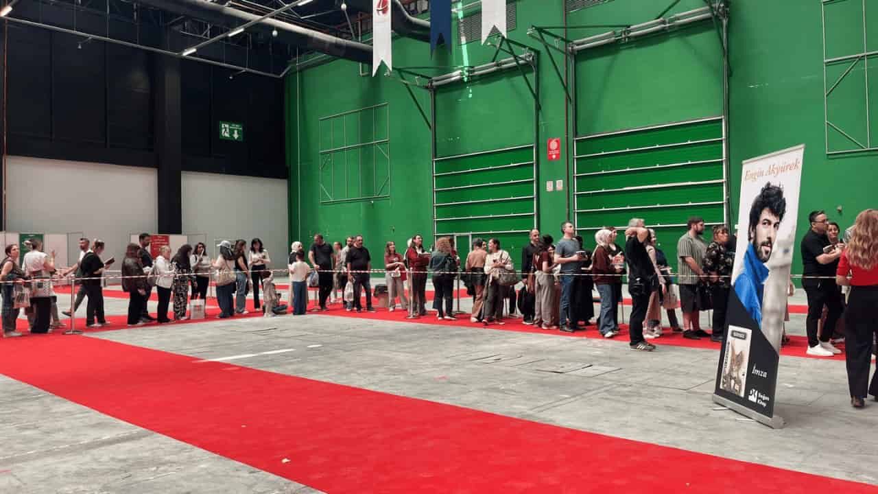 Engin Akyürek’e Eskişehir Kitap Fuarı’nda Yoğun Ilgi (1)