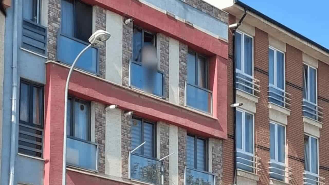 Eskişehir'de Bir Vatandaş Balkona Çıkıp Canına Kıymaya Kalktı (3)