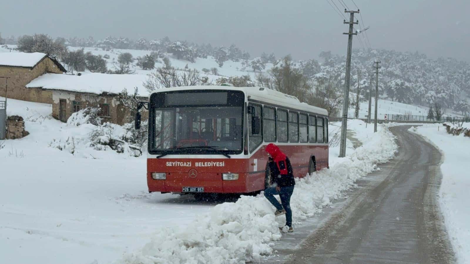 Seyitgazi'de fırtına yolları kapattı: Otobüs mahsur kaldı! Halk ilçe merkezine inemiyor