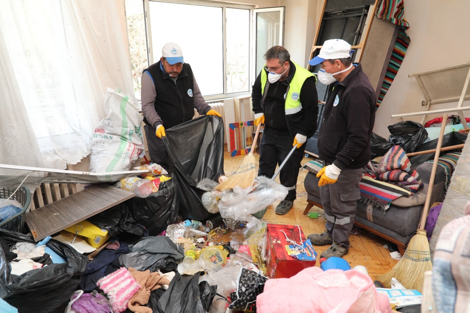 Odunpazarı’nda Çöp Ev Kabusu Sona Erdi 5 Kamyon Çöp Çıkarıldı (6)