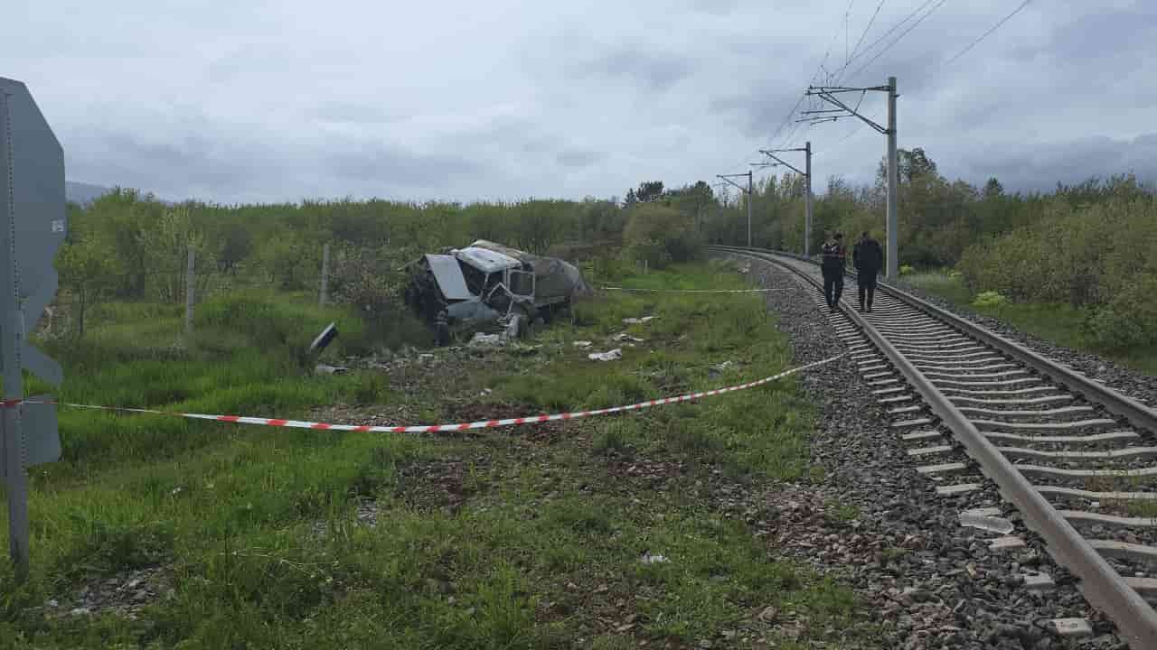 Yolcu Treni Kamyonete Çarptı Yaralılar Var (1)