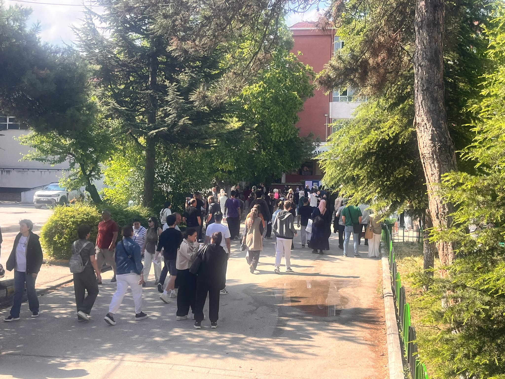 Ailelerin Telasli Bekleyisi Suruyor2