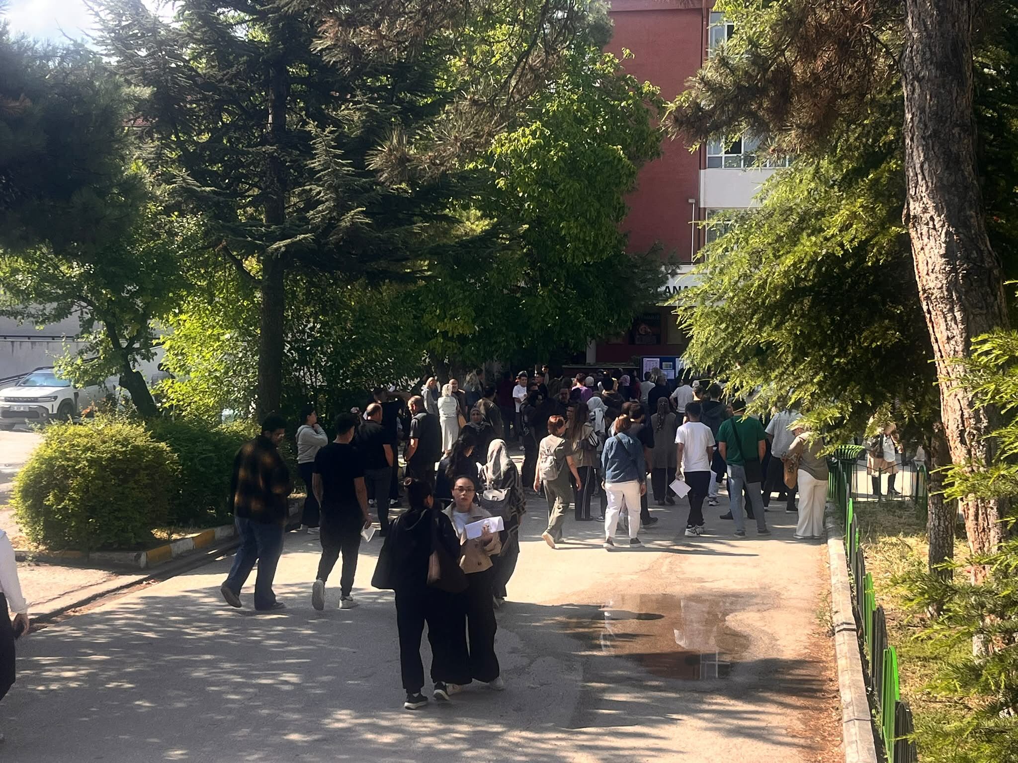 Ailelerin Telasli Bekleyisi Suruyor4