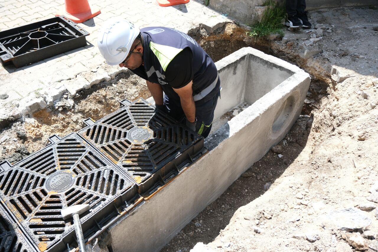 Alanönü Kolbaşi Sokak Yağmur Suyu Izgarasi Yapimi (5)