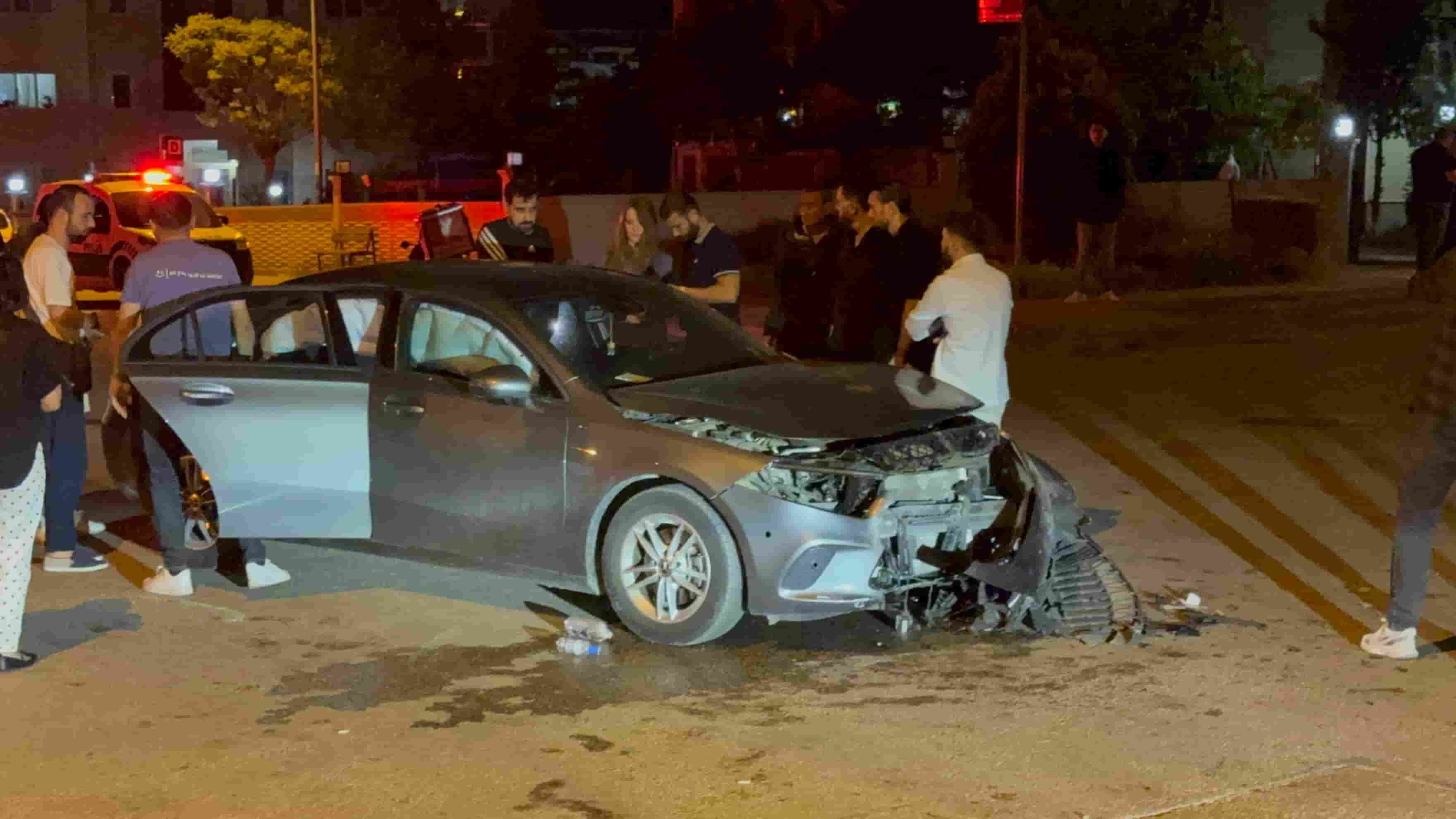 Otomobilin çarptığı işçi servisi yan yattı: 7 yaralı-1