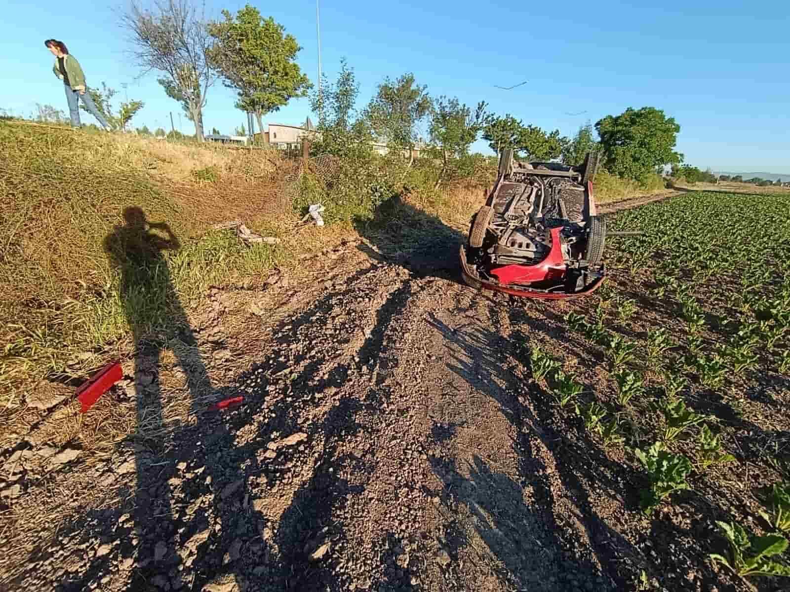 Pancar tarlasına uçan araçtaki 2 kişi yaralandı