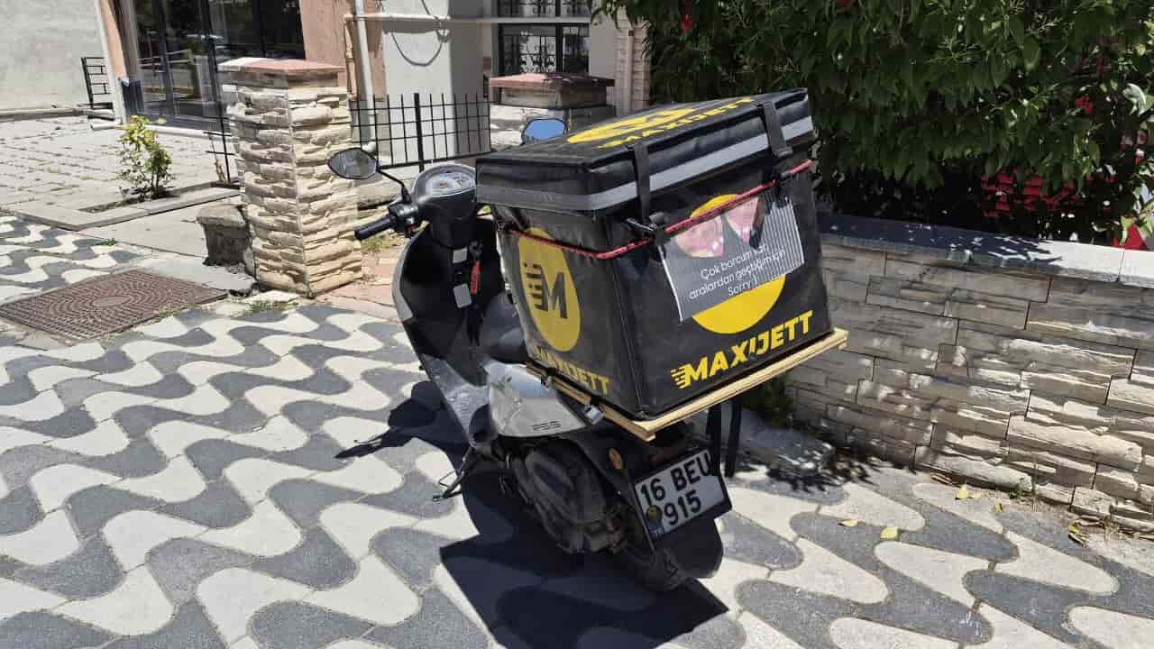 Eskişehir'de Motokuryenin Sipariş Sepetine Astığı Yazı Dikkat Çekti Çok Borcum Var, Sorry (1)