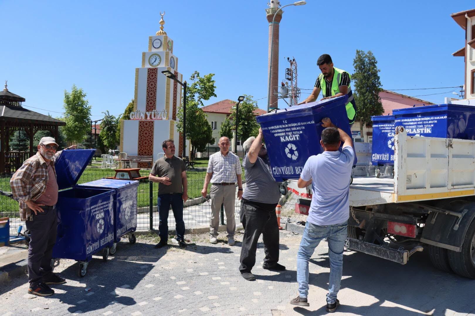 Günyüzü Belediyesi yeni geri dönüşüm konteynerlerini ilçe geneline yerleştirdi
