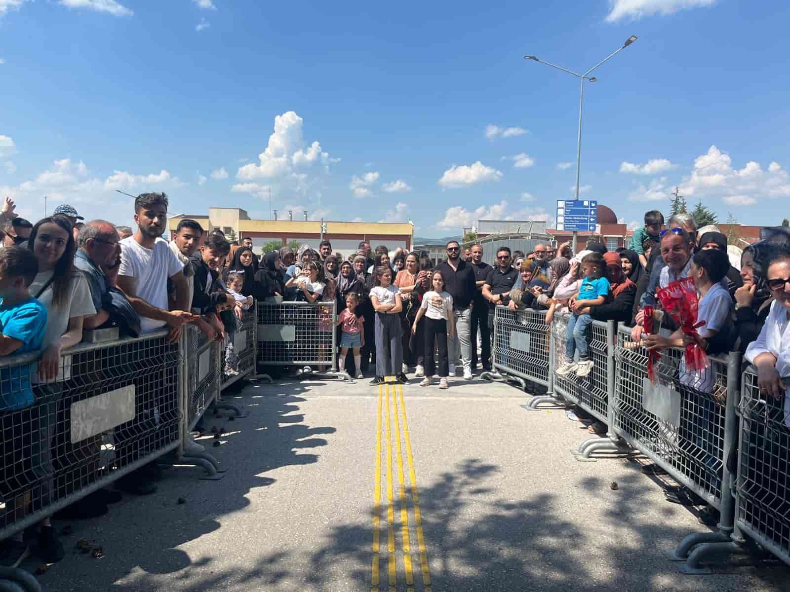 Kutsal topraklardan Eskişehir’e dönen ilk hacı kafilesi Hasan Polatkan Havalimanı’nda gözyaşlarıyla karşılandı