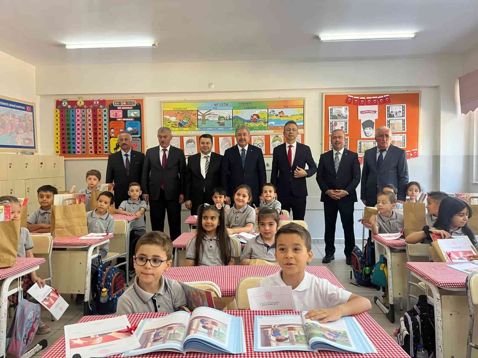 Eskişehir Valisi Yılmaz karne alan öğrencilerin sevincine ortak oldu-1