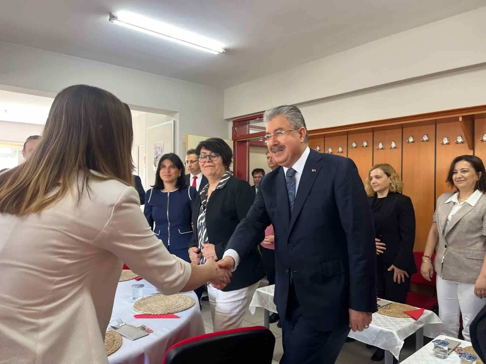 Eskişehir Valisi Yılmaz karne alan öğrencilerin sevincine ortak oldu-2