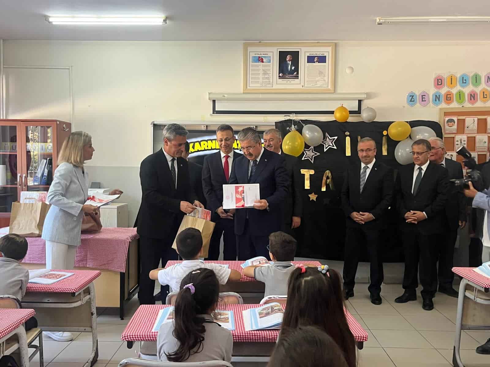 Eskişehir Valisi Yılmaz karne alan öğrencilerin sevincine ortak oldu
